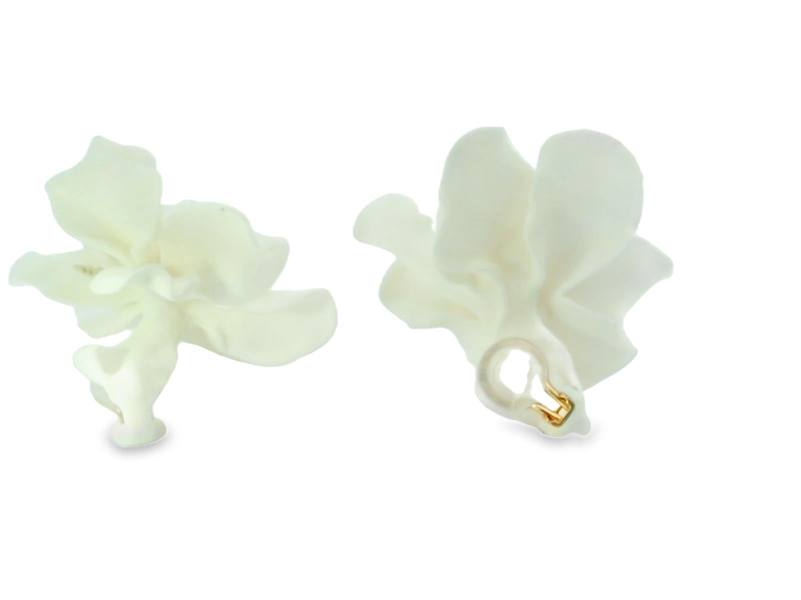 18k Yellow Gold  JAR 2000s Flower  Earrings white resin gardenia flower